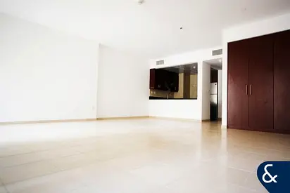 Studio | Unfurnished | White goods provided