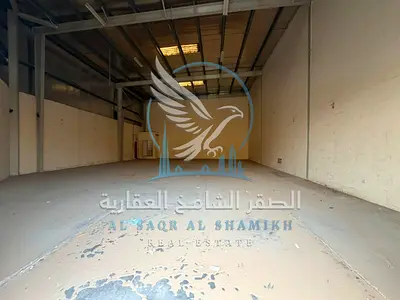 مستودع 3200 قدم على شارع رئيسي في الصناعية 18