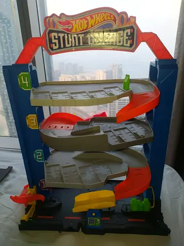 Hot Wheels Stunt Garage Multi-Level Car Track Playset