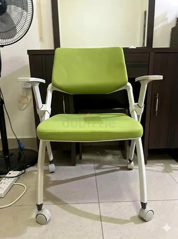 Green ergonomic office/meeting chair on wheels - good used condition