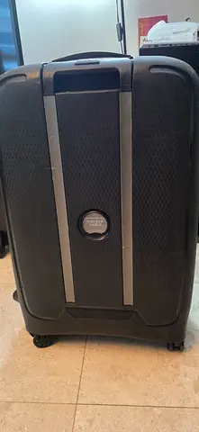 Black hard-shell medium trolley suitcase with wheels (salvador bachiller style)