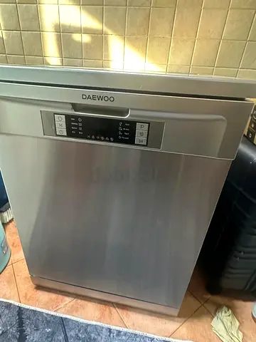 Daewoo freestanding stainless steel dishwasher - good working condition