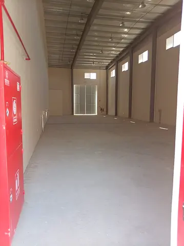 فرصة صناعية استثنائية | حوطة 36,000 قدم² + شبرتين 80 KW لكل شبرة + جاهزة للاستلام