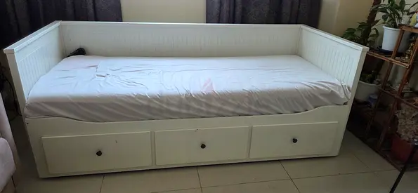 White wooden daybed with three under-drawers — good condition