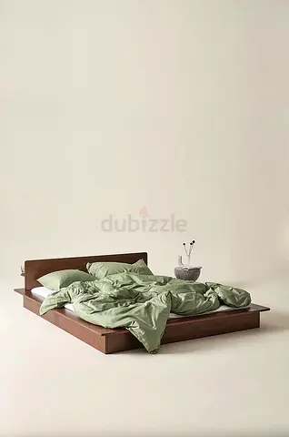 Low-profile wooden platform bed frame - queen size, minimalist design