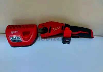 MILWAUKEE M12 PIPE CUTTER 12V