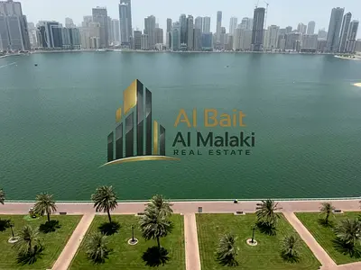 شقة واسعة للإيجار السنوي في المجاز 1 تتكون من 3 غرف نوم منها غرفتان ماستر، مع تكييف مركزي مجاني وموقف سيارة مجاني وغرفة غسيل وجيم ومسبح، وتتميز بتصميم