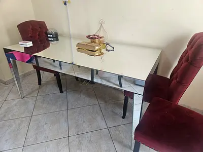 Mirrored rectangular dining table in excellent condition with 5 designer chairs