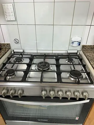 Stainless steel 5-burner Indesit gas cooker with oven