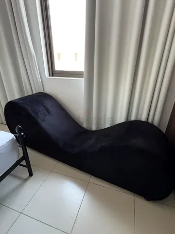 Black curved chaise lounge / sofa - Excellent condition