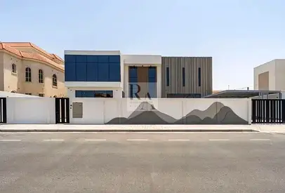Contemporary Modern New Villa with Swimming Pool & Panoramic Lift