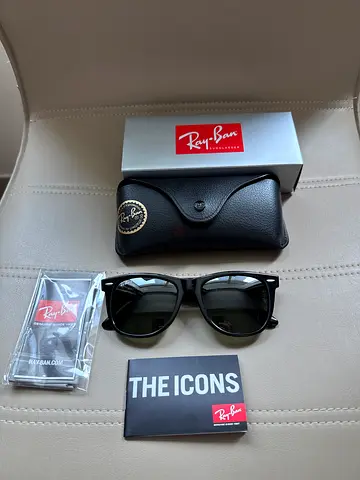 Authentic NEW Ray-Ban Wayfarer polarized sunglasses with original box (unused)