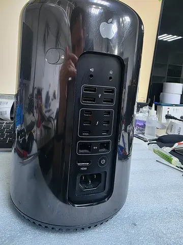 Apple Mac Pro (Late 2013) – 3.7 GHz Quad-Core Intel Xeon E5 / 32 GB RAM /2 x AMD FirePro D300