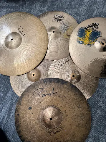 Paiste:
Signature Dark Energy Hi-Hat Mark 1 14”,
Signature Dark Energy Ride 20”
Signature Full Cras