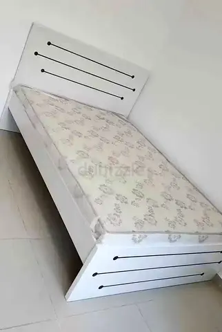 BRAND NEW QUEEN FAIMLY WOOD BED WITH MATTRESS 150X190 CM