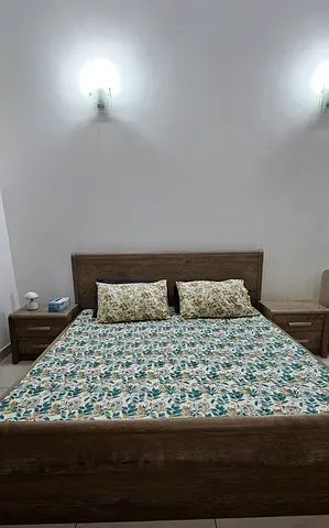 King sized bed with 2 side tables and dressing table