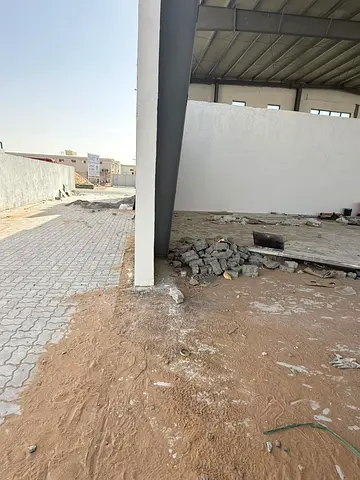 مستودع مستقل بموقع استراتيجي | 17,000 قدم² | كهرباء 150 كيلوواط | شارع رئيسي
