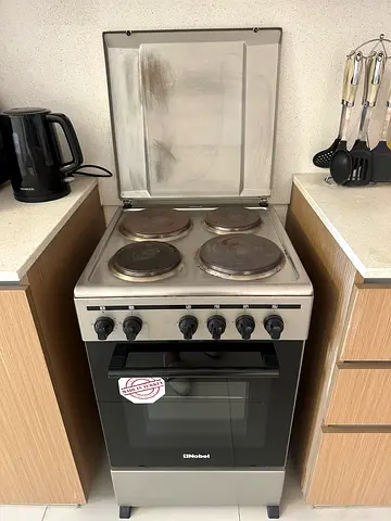 Electric freestanding oven with 4 hotplates - good working condition