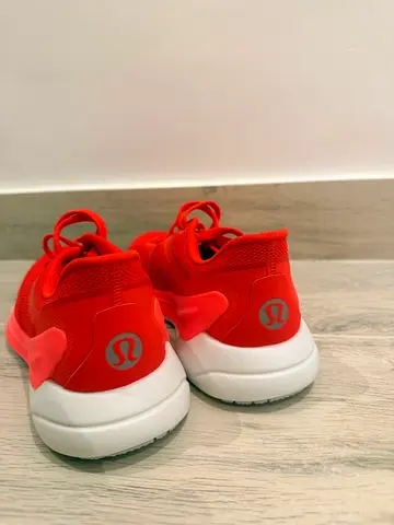 Lululemon Blissfeel - Red running shoe (brand new) - size 7.5 / 41