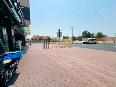 وحدة تجارية مواجهة للشارع | إطلالة على أفق وسط المدينة