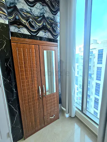 Partition Room for couple in front of metro