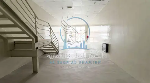 مستودع 2,500 قدم² للإيجار في الصناعية 13 | ميزانين | 25 كيلو كهرباء