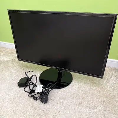 Samsung 27-inch LED Monitor/TV with Stand (Excellent Working Condition)