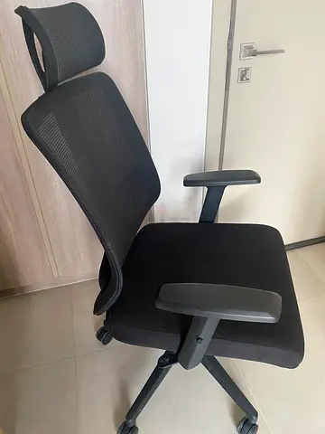 Ergonomic Black Office Chair with Mesh Back, adjustable height and armrests