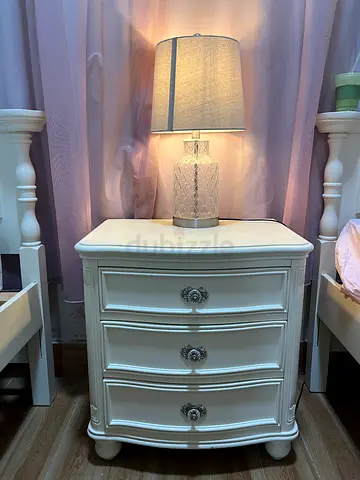 White Vintage Style 3-Drawer Nightstand / Bedside Table