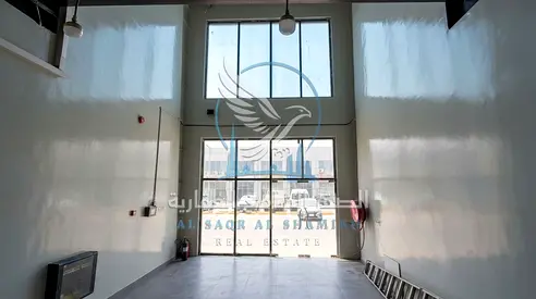 محل تجاري للإيجار في الصناعية 13 – 2,500 قدم مربع مع ميزانين ومواقف أمامية