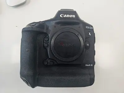 CANON 1DX III like new,2 battery,few shoots counter + 50mm free