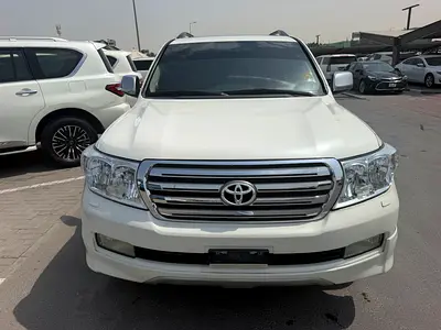 Toyota landcruiser 2010 vxr fullopshin white cooor GCC calen car