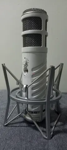 RØDE Podcaster Dynamic Large-Diaphragm Microphone With Usb Connection For Mac And Pc, White
