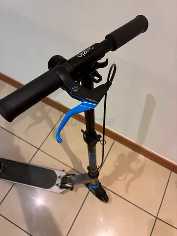 Foldable kids kick scooter with handbrake — used, good condition