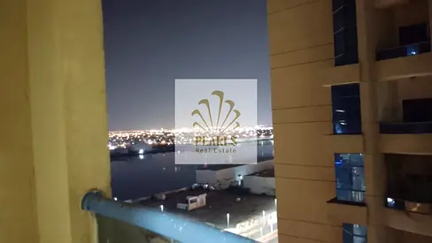 للإيجار السنوي في عجمان – الراشدية 1، أبراج الخور، شقة راقية 3 غرف وصالة مع غرفة خادمة، 4 حمامات، بلكون، وتكييف مركزي بسعر 50,000 درهم