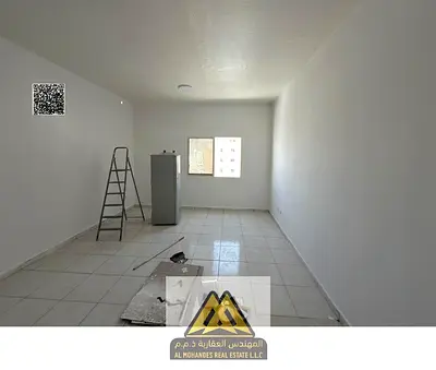 Large studio in Al Rashidiya 3, semi-separate kitchen, central AC, wardrobes, parking, AED 20K.