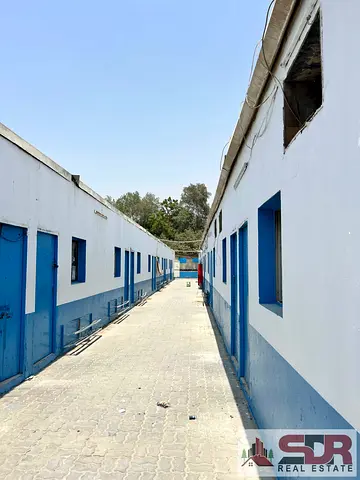 50 غرفة سكن عمال للإيجار – 2,900 درهم شهرياً | الماء والكهرباء شاملان
