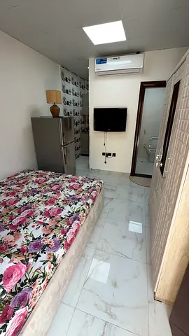 استوديو مفروش للإيجار الشهري في الروضة 3 – موقع مميز مع مطبخ منفصل