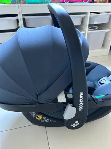 Maxi-Cosi Infant Car Seat / Baby Carrier (Excellent Condition)