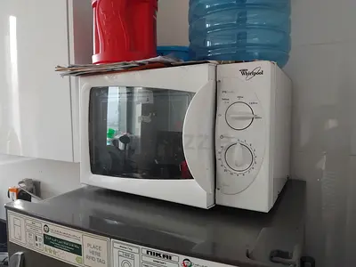 Whirlpool Compact White Microwave Oven