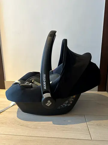 Maxi-Cosi Infant Car Seat (removable infant padding) - Good Condition