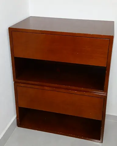 منضدة جانب السرير