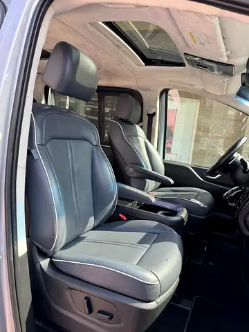 2023 Hyundai STARIA photo 11
