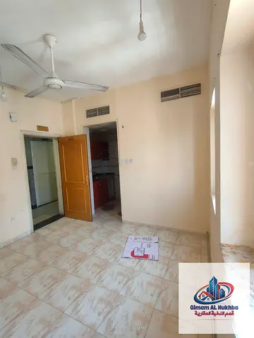 Spacious studio in Al Majarra near Corniche & Museum! Separate kitchen, free parking & easy payment up to 6 cheques.