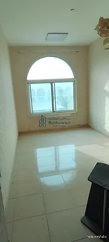 للبيع فيلا بالعزره طابقين نضيفه وعمر صغير