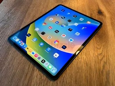 IPAD Pro (11 inch) (M4) with charger and cover