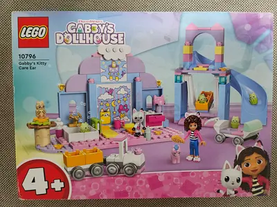 LEGO Gabby’s Dollhouse 10796 – Gabby’s Kitty Care Ear | 165 Pieces | Brand New