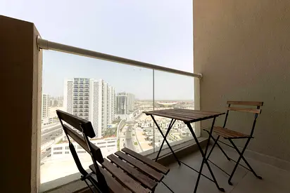 High floor | Compact & efficient layout | Well-connected location