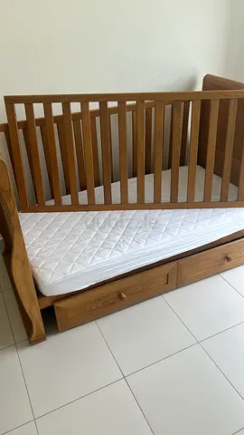 Solid Oak baby crib / toddler bed - excellent condition
