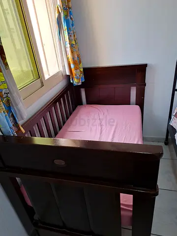Dark Wood Baby Crib / Convertible Cot in Good Condition without mattress